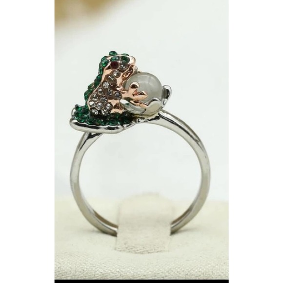 Designers Original Other - NEW Sz 9 Frog Ring Emerald Green Stones with Mexican Moon Pearl